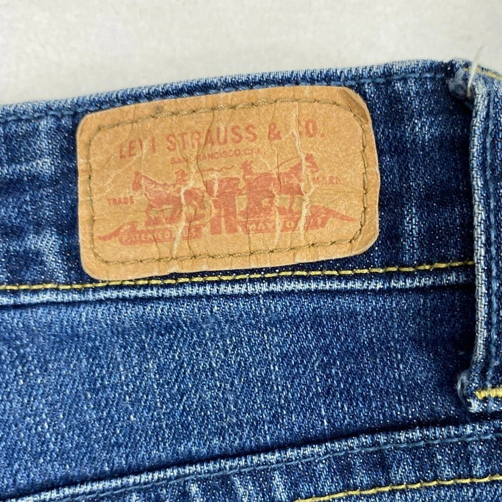 Levis look minimalist shipping